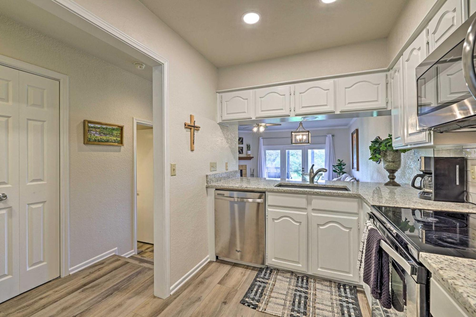 Modern Lakeside Golf Course Retreat With Deck! キャニオン・レイク エクステリア 写真